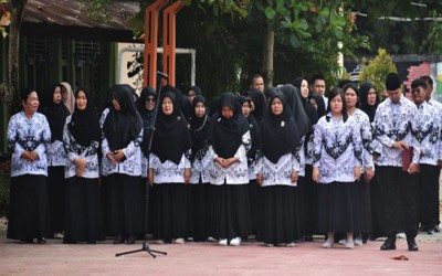 SMAN 1 Pinggir Gelar Upacara Untuk Memperingati Hari Guru