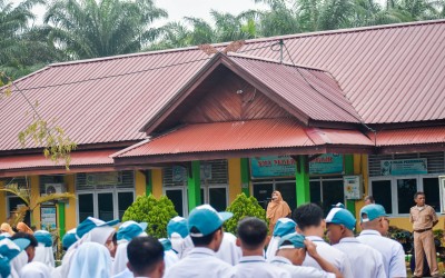 RUTINITAS SENIN PAGI, PELAKSANAAN UPACARA BENDERA AWAL SEMESTER GENAP